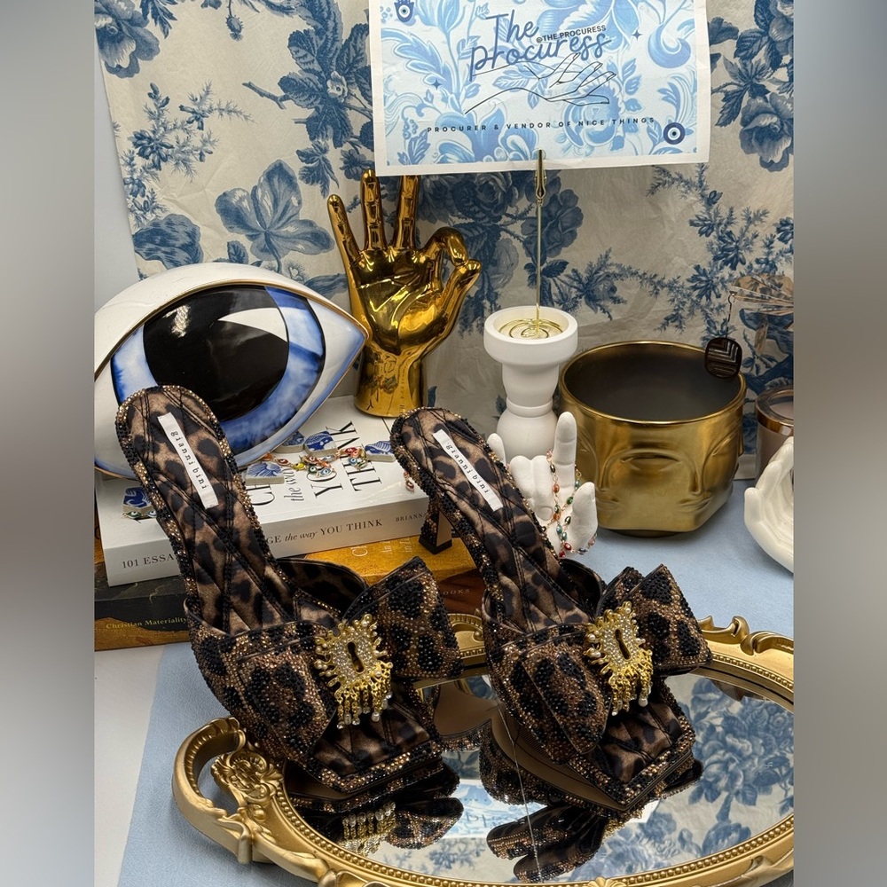 🆕 GIANNI BINI 🧿NWOB PeekaTwo Leopard Print Crystal Keyhole Ornament Sandal Sz8 - Picture 2 of 15